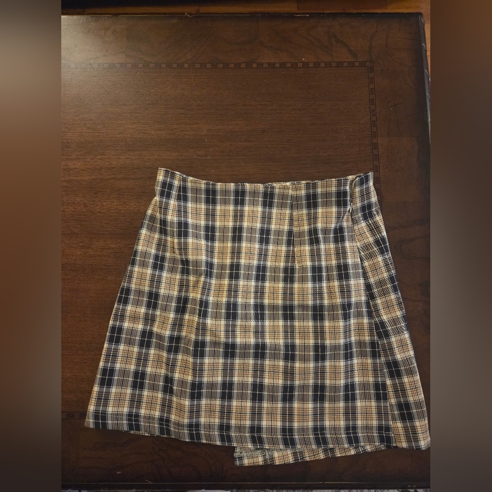 girl xl plaid skirt and black tank - Picture 3 of 3